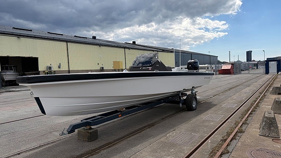 Goldfish 28 Tender – Mercury Racing 400R 8 of 25