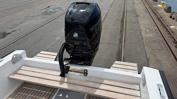 Goldfish 28 Tender – Mercury Racing 400R 14 of 25