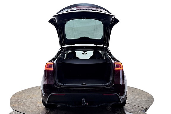 Tesla Model Y 7 of 30