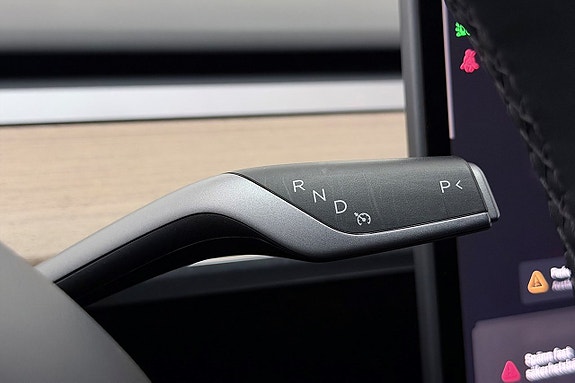 Tesla Model Y 21 of 30