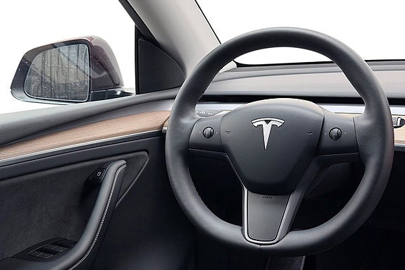 Tesla Model Y 16 of 30