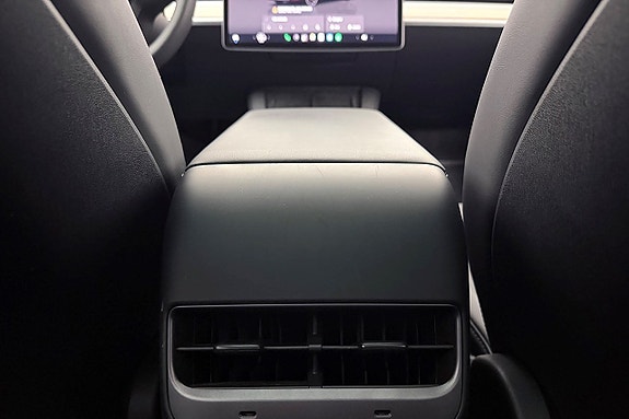 Tesla Model Y 15 of 30