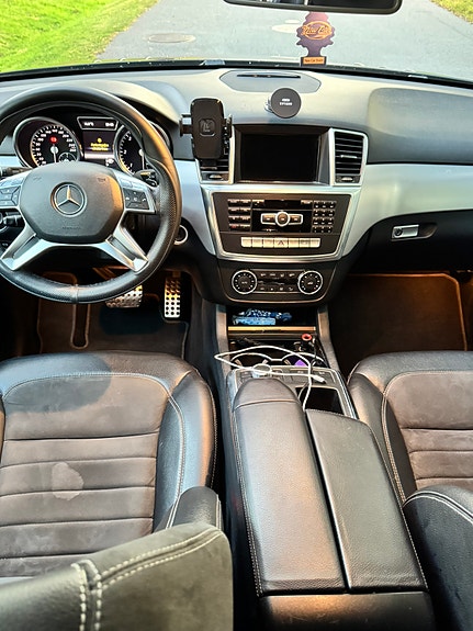 Mercedes-Benz ML350 4 of 6