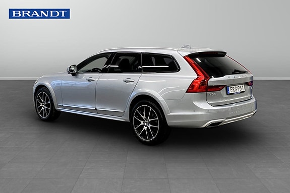 Volvo V90 Cross Country 2 of 9