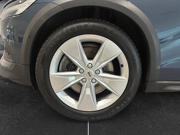 Volvo V60 Cross Country 10 of 14