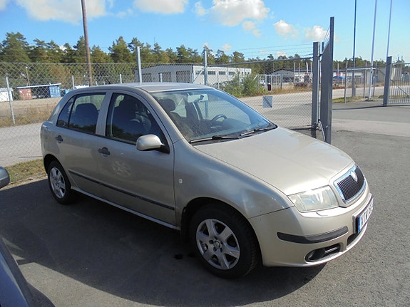 Skoda Fabia 2 of 9