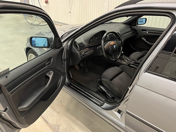BMW 320i 5 of 8