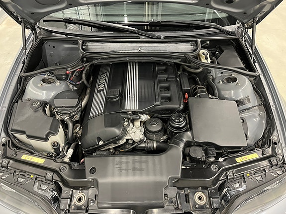 BMW 320i 4 of 8
