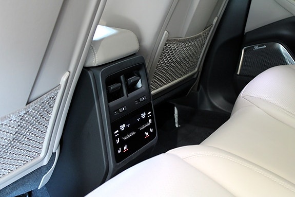Porsche Macan Turbo 15 of 19