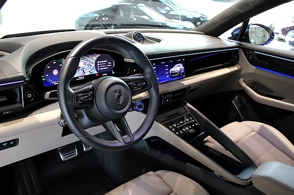 Porsche Macan Turbo 3 of 19