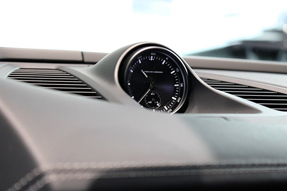 Porsche Macan Turbo 14 of 19
