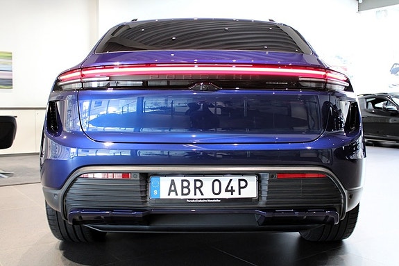 Porsche Macan Turbo 6 of 19