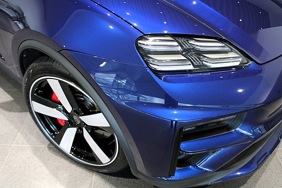 Porsche Macan Turbo 9 of 19