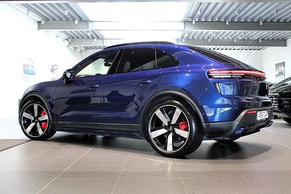 Porsche Macan Turbo 2 of 19