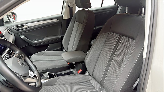 Volkswagen T-Roc 8 of 13