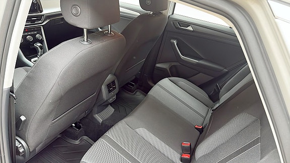 Volkswagen T-Roc 11 of 13