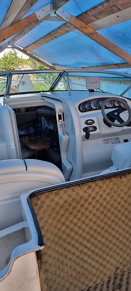 Sea Ray 215 Express cruiser 2 of 8