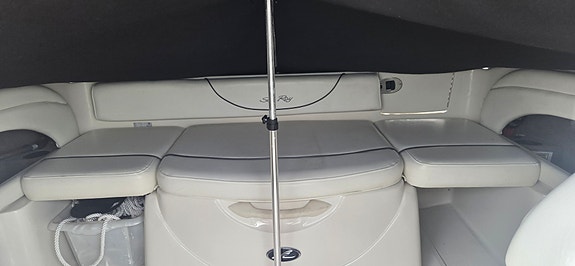 Sea Ray 215 Express cruiser 6 of 8