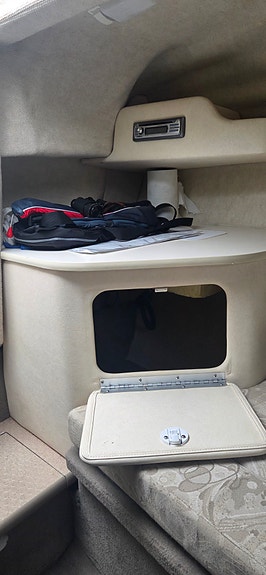 Sea Ray 215 Express cruiser 5 of 8