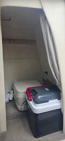 Sea Ray 215 Express cruiser 4 of 8