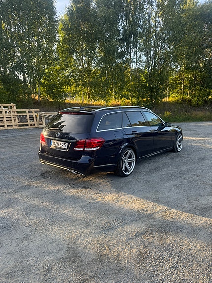Mercedes-Benz E220 3 of 7