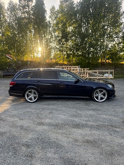 Mercedes-Benz E220 2 of 7