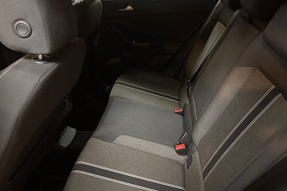 Volkswagen T-Roc 12 of 14