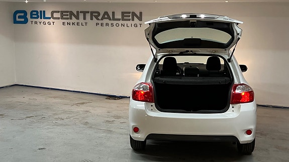 Toyota Auris 7 of 16