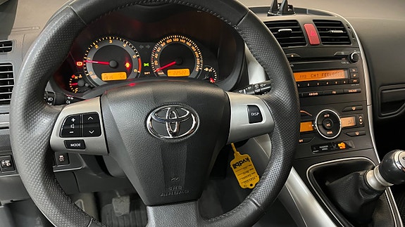 Toyota Auris 10 of 16