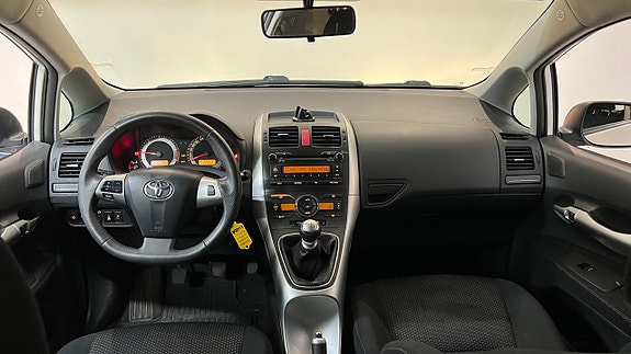 Toyota Auris 8 of 16