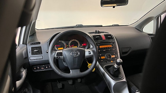 Toyota Auris 9 of 16