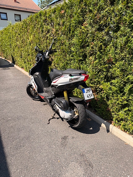 Aprilia SR 50 R 3 of 6
