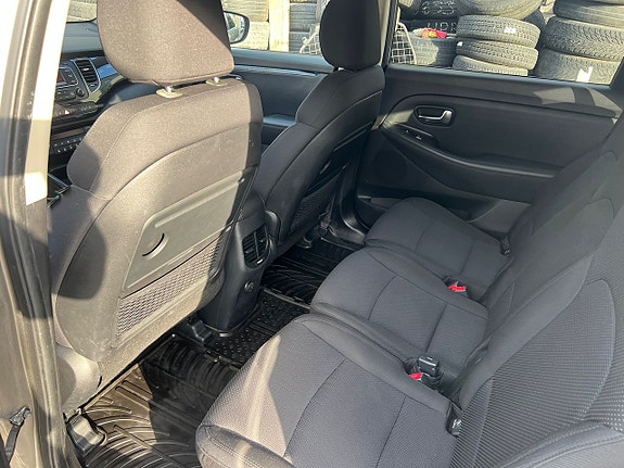 Kia Carens 7 of 9