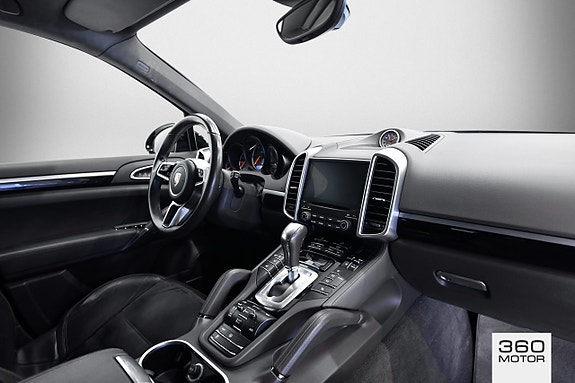 Porsche Cayenne 9 of 13