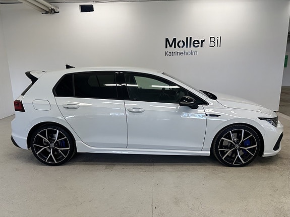 Volkswagen Golf VIII 2 of 18