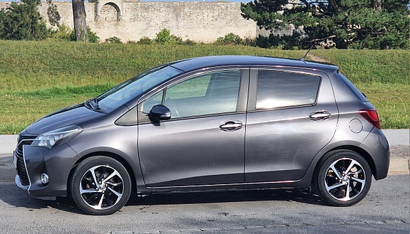 Toyota Yaris 2 of 14