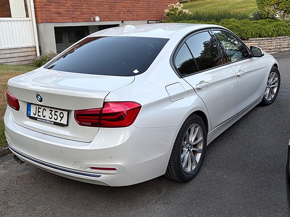 BMW 320d 2 of 5