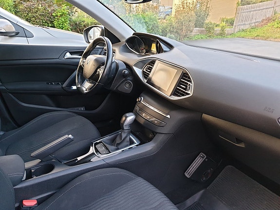Peugeot 308 SW 18 of 24
