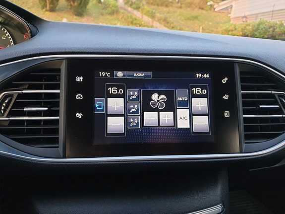 Peugeot 308 SW 15 of 24