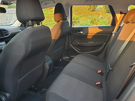 Peugeot 308 SW 14 of 24