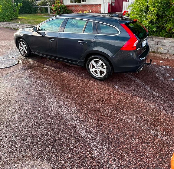 Volvo V60 2 of 4