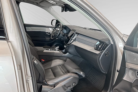 Volvo XC90 10 of 23
