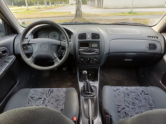 Mazda 323F 8 of 9