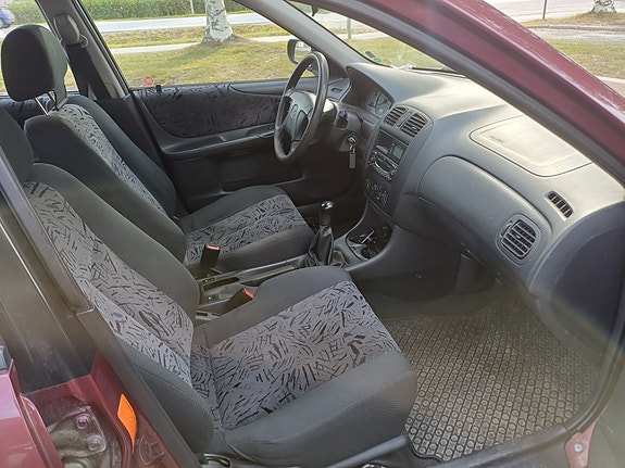 Mazda 323F 7 of 9