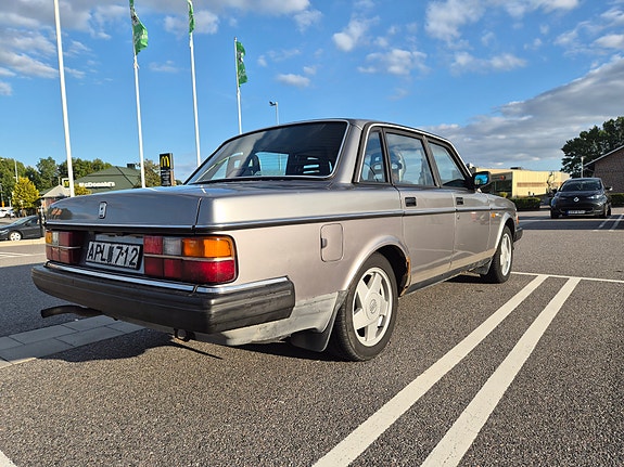 Volvo 240 3 of 18