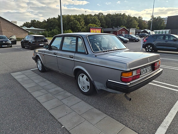 Volvo 240 2 of 18
