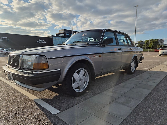 Volvo 240 4 of 18