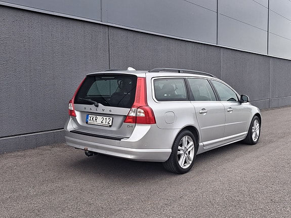 Volvo V70 3 of 7