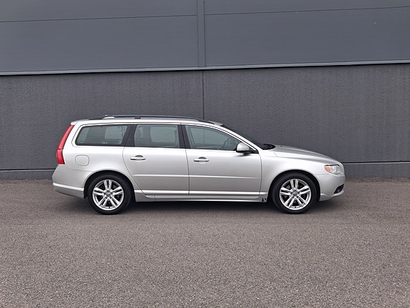 Volvo V70 2 of 7