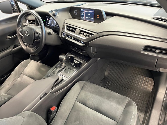 Lexus UX250h 12 of 17